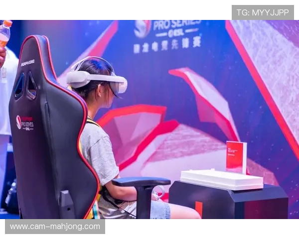 【全球电竞赛事·人物·特写》家庭支持系统:父母现场观赛为儿子加油 【全球电竞赛事·人物·特写》家庭支持系统:父母现场观赛为儿子加油